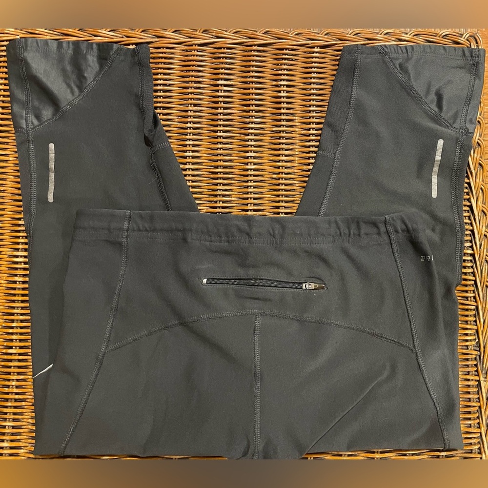 ⭐️3/$15⭐️Nike Charcoal Cropped Leggings - Picture 4 of 10